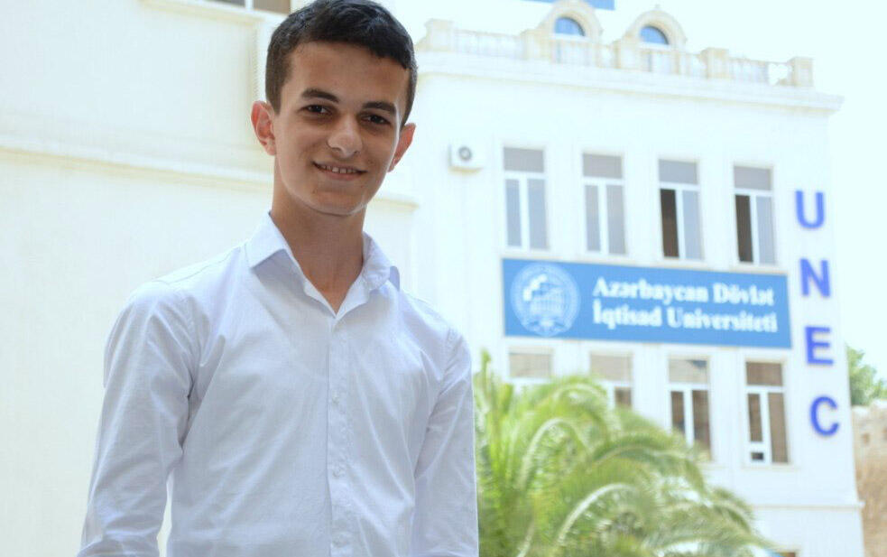 Bakıda 685 bal toplamış tələbə intihar etdi - FOTO
