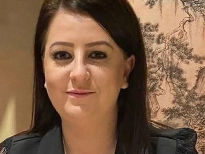 Bu qadın hər şeyə gülür