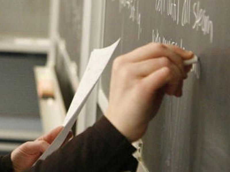 Müəllim dərsdə şagirdin yanağını qopardı