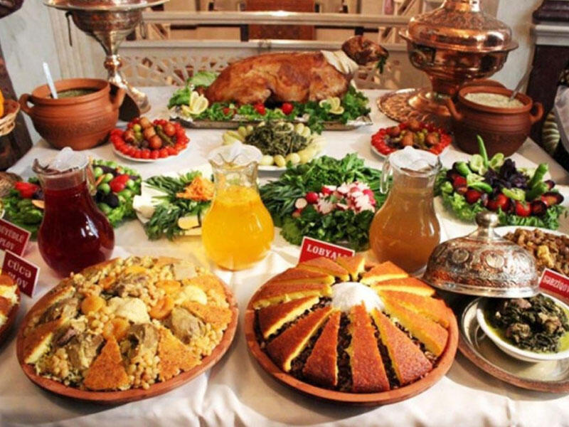 Rusiyalı məşhurlar hansı Azərbaycan yeməyini bişirə bilir? - FOTO