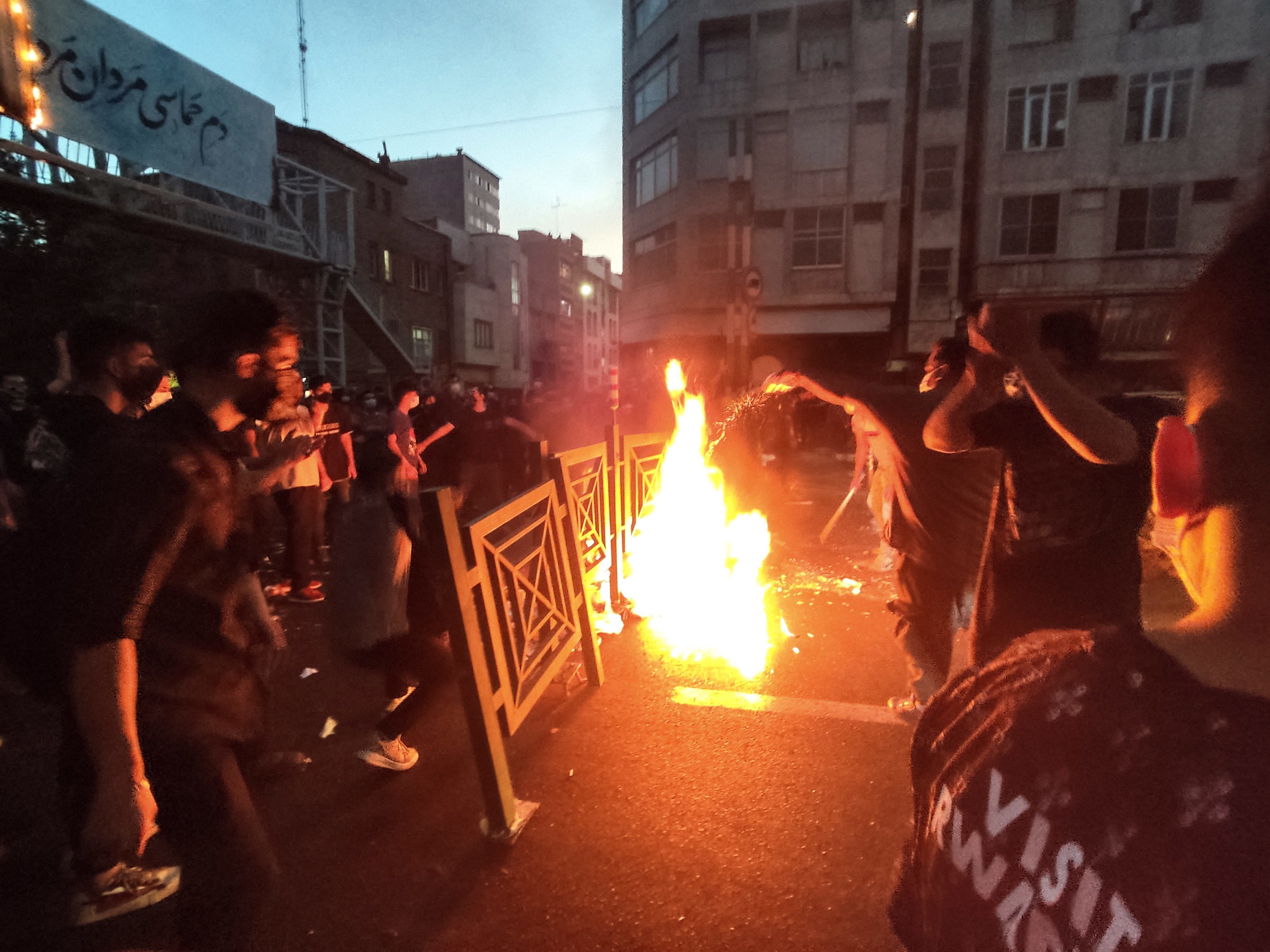 İrandan şok xəbər! Polis xalqın tərəfinə keçdi