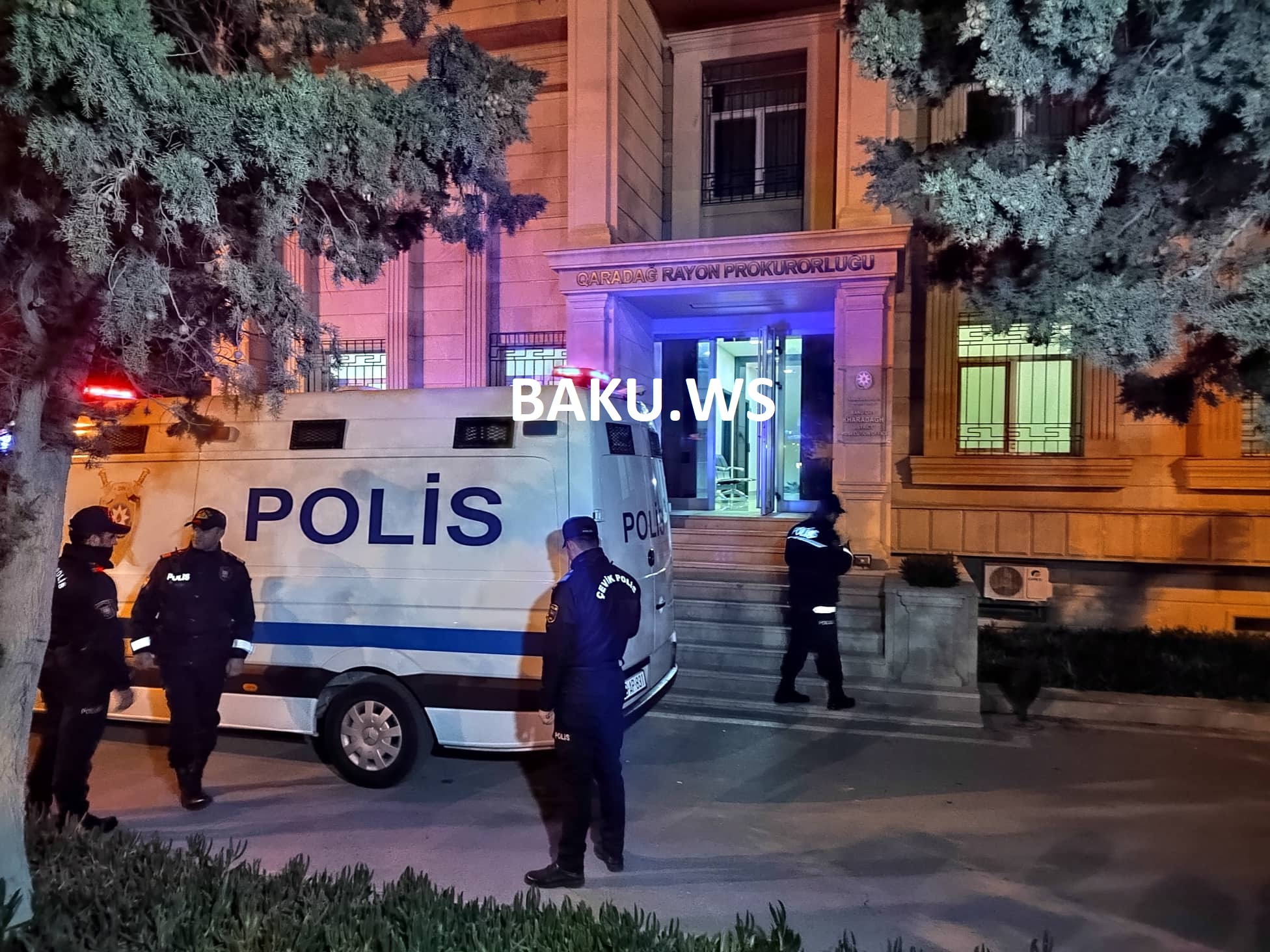 Rəşad Dağlı məhkəməyə aparılır: İzdiham yaşanır,insanlar əraziyə axışır -CANLI