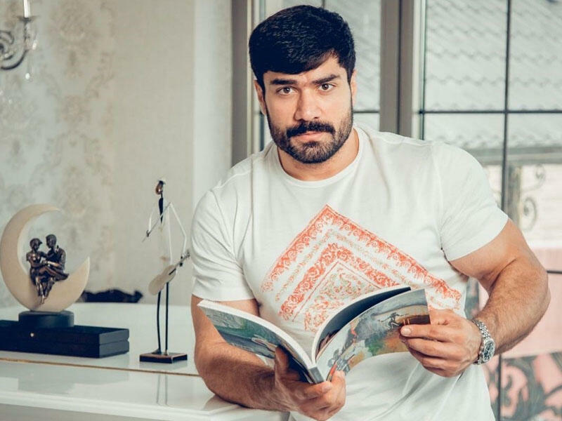 Zaur keçmiş baş nazirin kürəkənini canlı yayımda cəzalandırdı - Ayağı sınacaqdı - FOTO