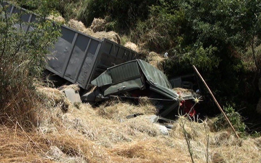 Kəlbəcərdə yük avtomobili dərəyə aşıb, ölən var