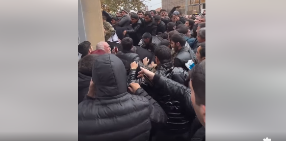 FHN-in qarşısında gərginlik -  VİDEO