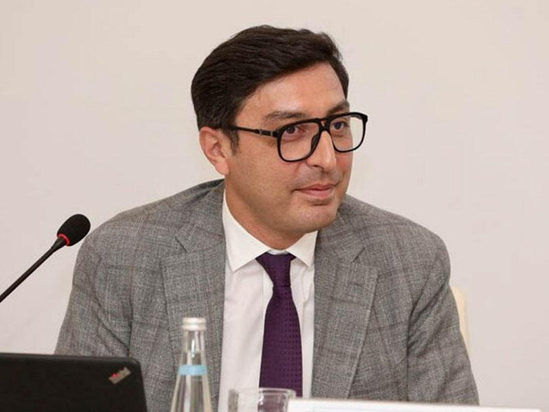 Azərbaycanda nazir işə piyada getdi - VİDEO