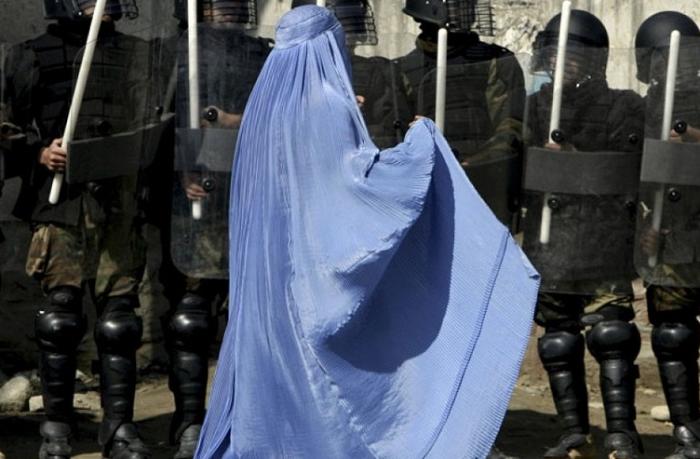 \\\"Taliban\\\" qadınların kişilər olmadan həkimə getməsini qadağan edib