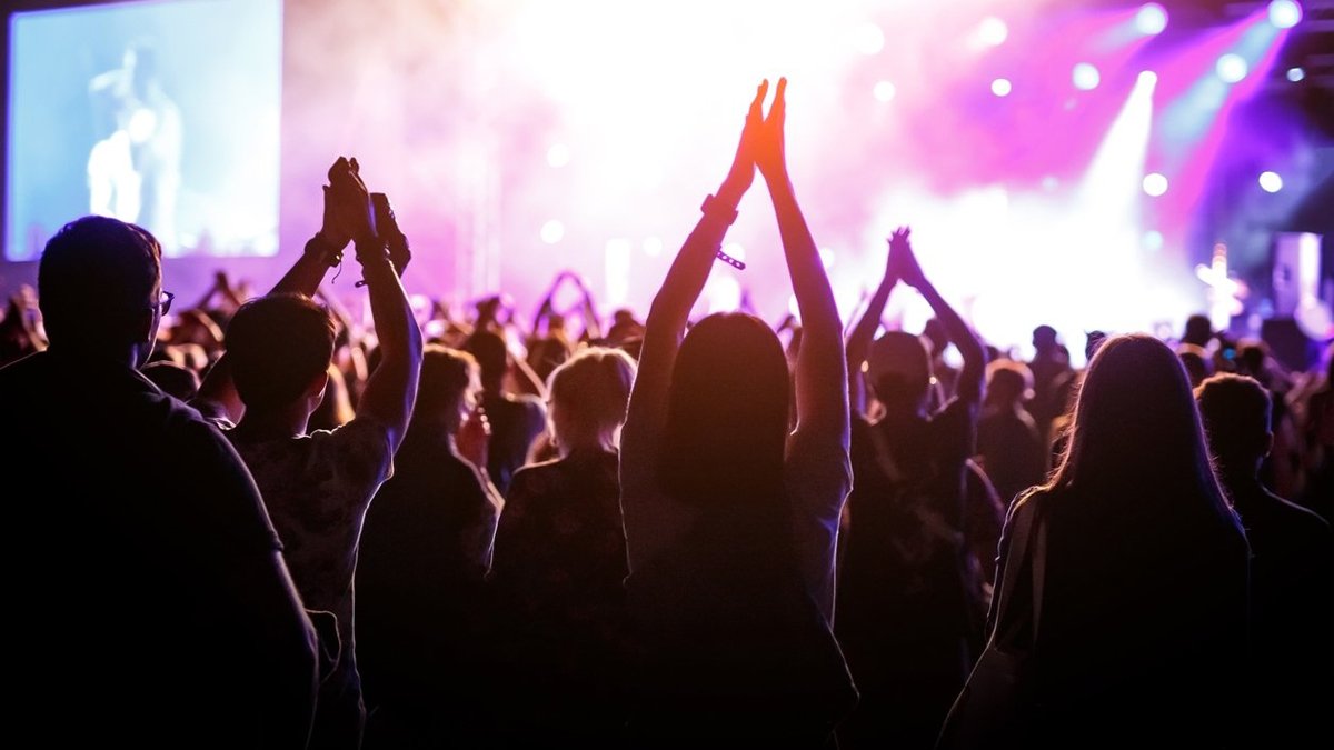 Məşhur müğənninin konsertinə silahlı hücum olub:Ölən və xeyli yaralı var
