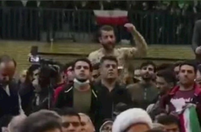 İranda etirazçı Rəisinin çıxışını böldü: \\\"Korrupsiyanı dayandırın\\\" - Video
