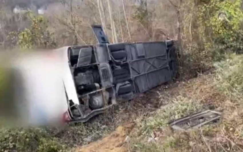 Sərnişin avtobusu aşdı: Xeyli yaralı var