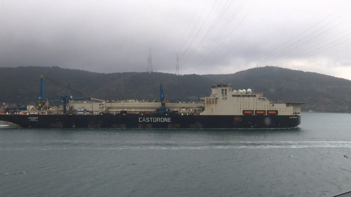 İstanbul boğazı bağlandı: \\\"Castorone\\\" adlı nəhəng gəmi keçir