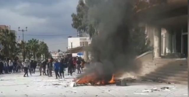 Etrazçılar dövlət binasına girdi: Ölən və yaralılar var