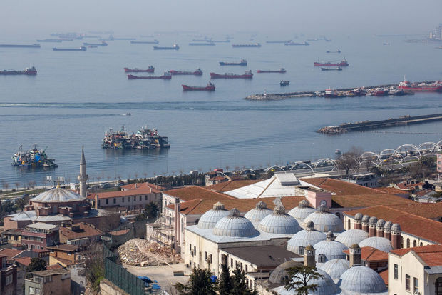 Tıxacda qalan tankerlər 18 milyon barel neft daşıyır