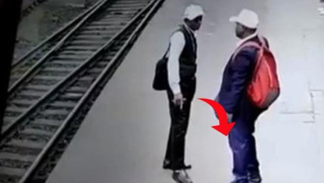 Dostu ilə dayanan adam qəfil yerə yıxıldı! - Videoya baxan şəxslər gördüklərindən şok oldu