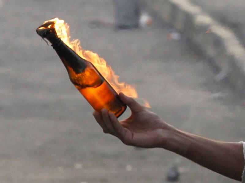 İranda etirazçılar teleradio şirkətinin inzibati binasına Molotov kokteyli atdılar - VİDEO