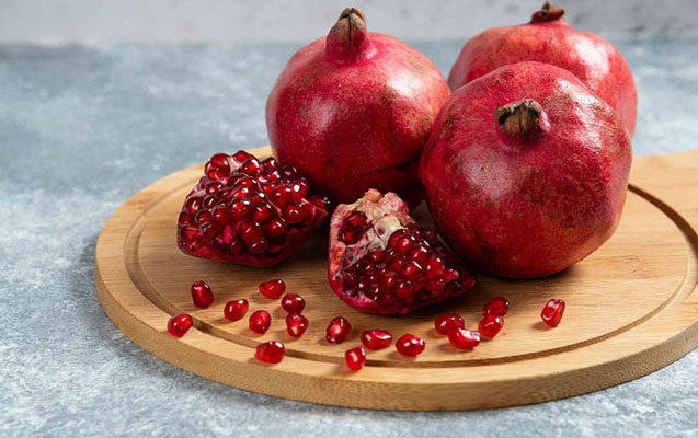 2022/12/11/1670768202_sliced-ripe-pomegranate-wooden-board-pic_32ratio_900x600-900x600-31204.jpg