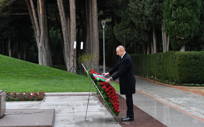 İlham Əliyev və Mehriban Əliyeva Ulu Öndər Heydər Əliyevin məzarını ziyarət edib