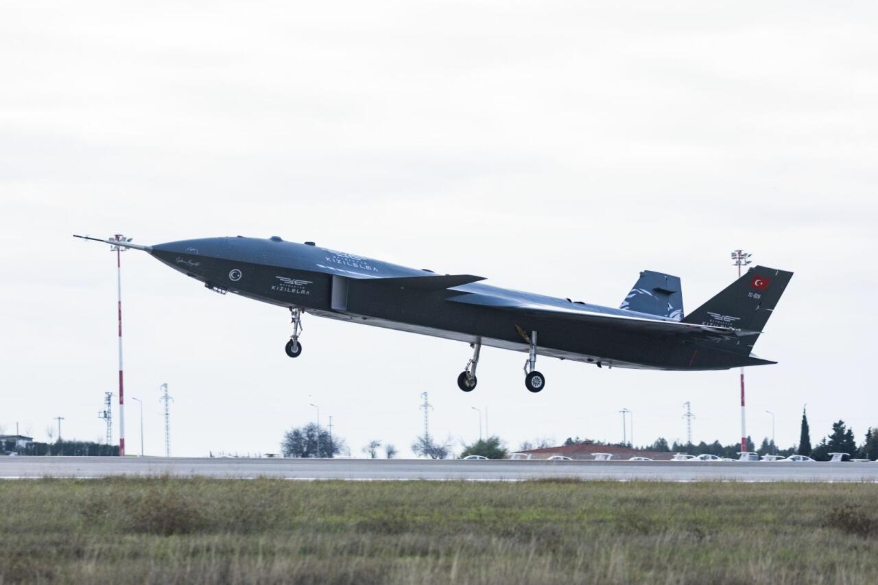 Türkiyənin pilotsuz döyüş təyyarəsinin ilk uçuşu baş tutdu - VİDEO - FOTO