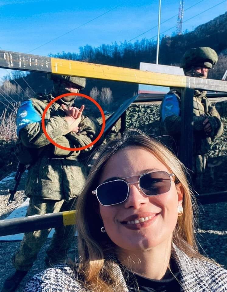 Rus sülhməramlısı bozqurd  işarəsini verdi - FOTO