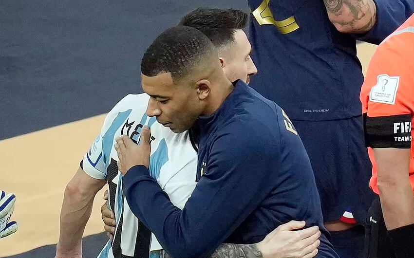 Messi sevinir, Mbappe ağlayır - FOTO