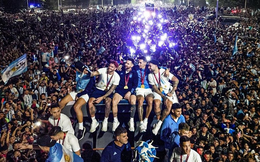 Rekord sayda adam gəldi: Futbolçular helikopterlə \\\"qaçırıldılar\\\"