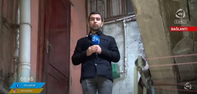 Problemli binadan çəkiliş edən jurnalist canlı yayımda pilləkəndən yıxıldı - ANBAAN VİDEO