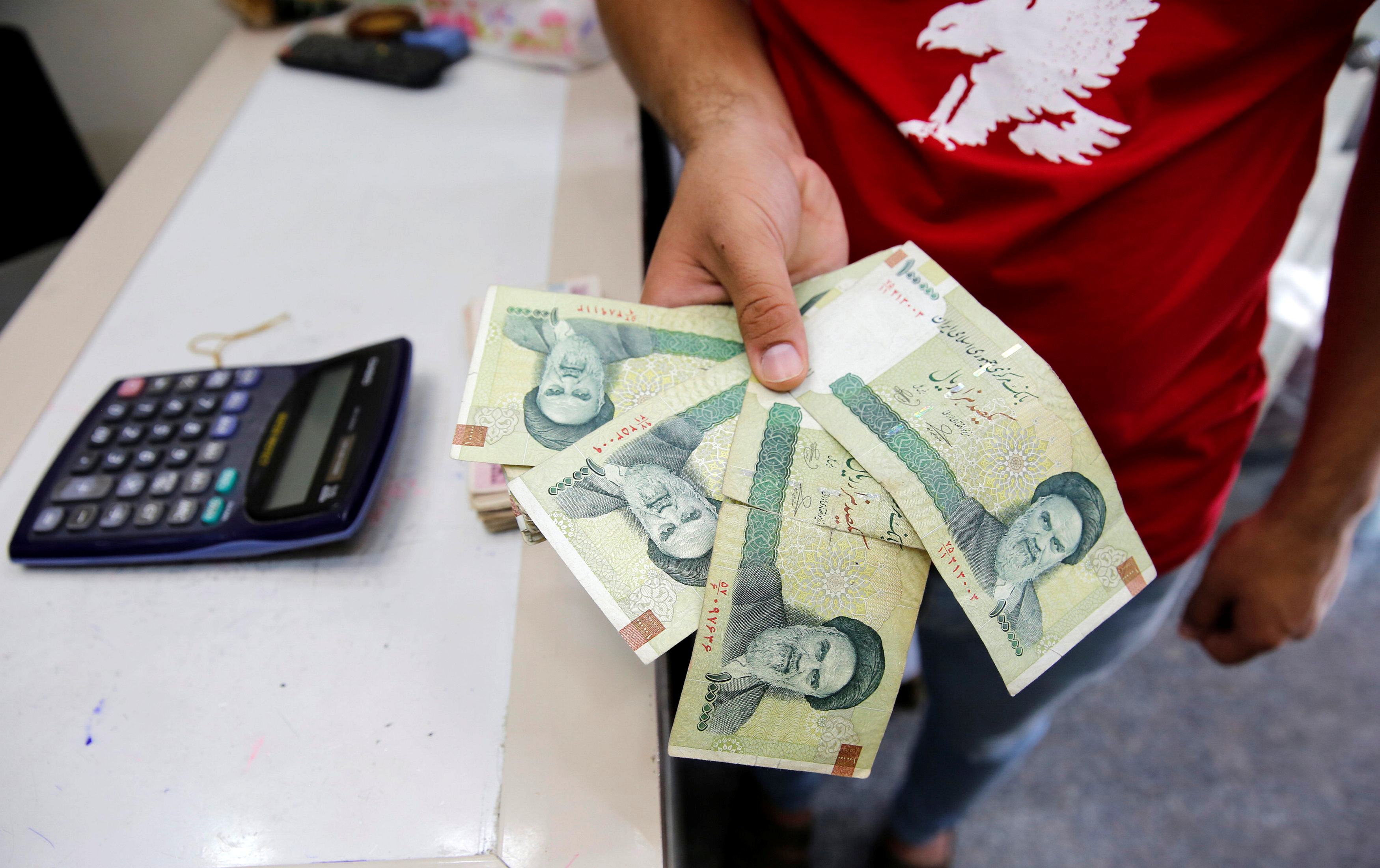 İran tarixi şokunu yaşayır: Milli pul dollar qarşısında çökdü (VİDEO)
