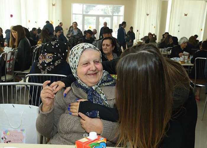 Övladı olanları \\\"qocalar evi\\\"nə qəbul edirlərmi? - HÜQUQİ YARDIM 