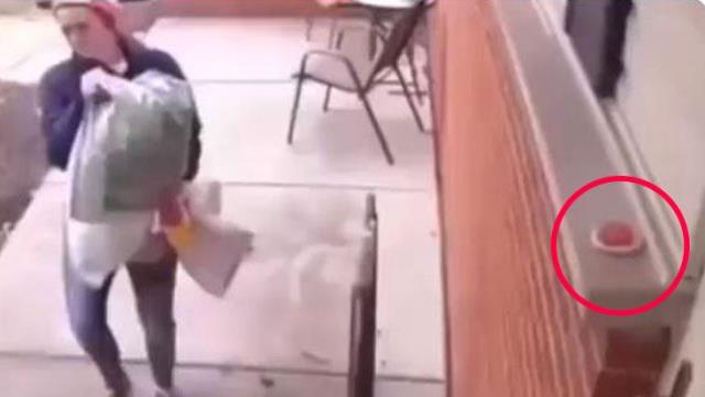 Evinin qarşısına kamera quraşdıran qadın gördüklərindən şoka düşdü -VİDEO
