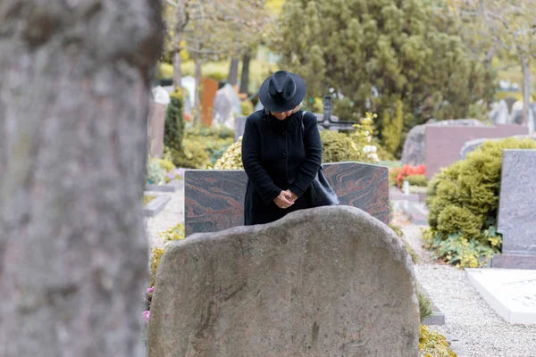2023/01/02/1672680945_depositphotos_126183040-stock-photo-woman-in-mourning-praying-at.jpg