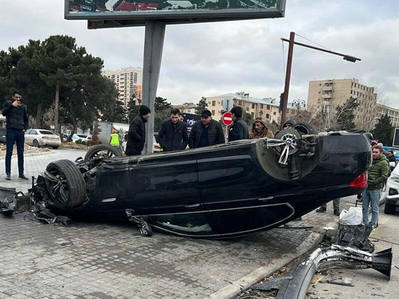 Bakıda dəhşətli qəza: BMW aşdı, \\\"Camry\\\" yolun ortasında qaldı - VİDEO - FOTO