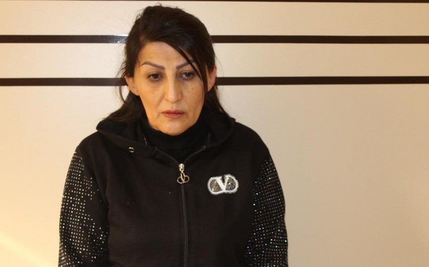 Polis qadını tutdu: Çantasından görün nə çıxdı