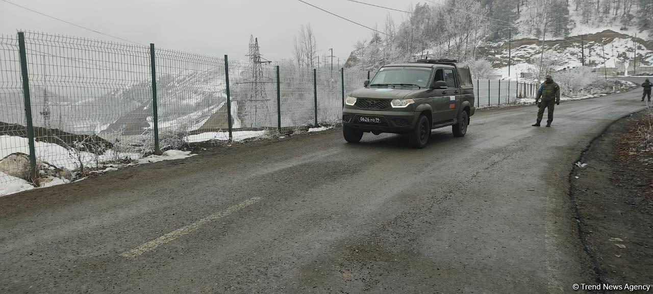 Daha bir minik avtomobili aksiya ərazisindən keçdi - FOTO