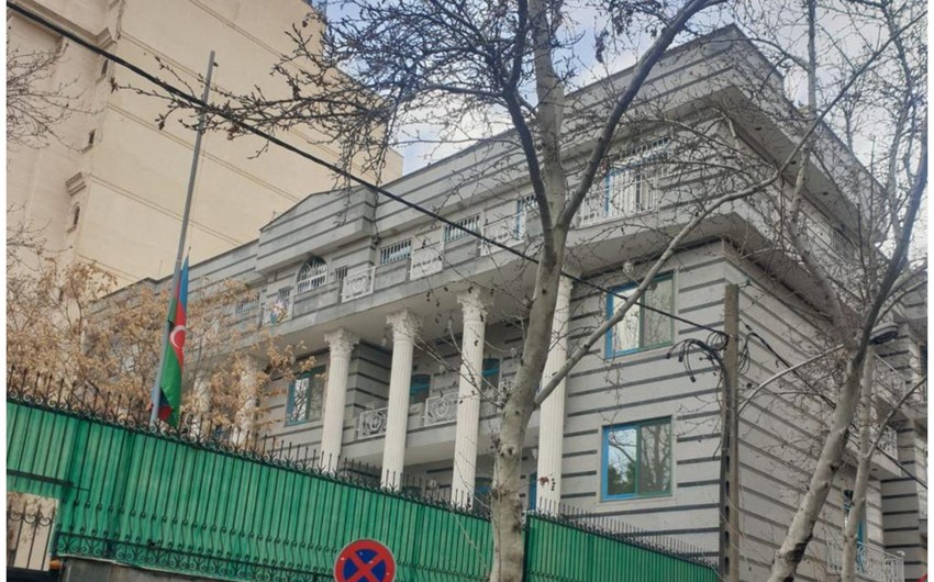 TƏCİLİ! İrandakı səfirliyimizə hücum oldu: Ölən var