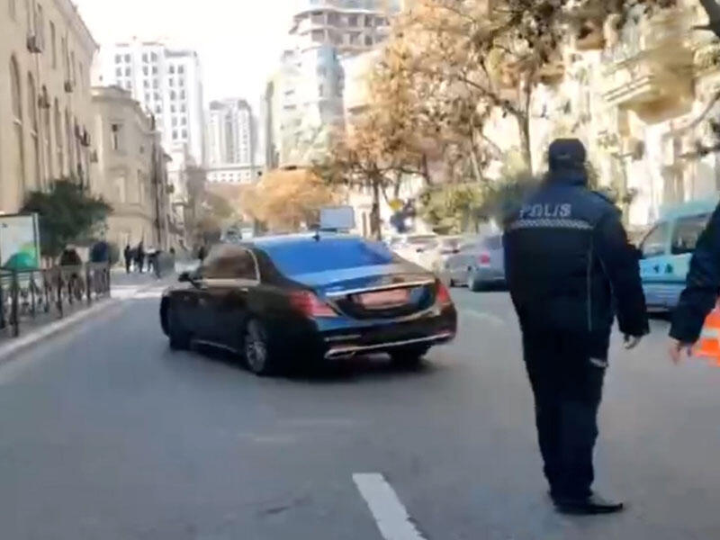 İran səfiri jurnalistlərdən belə qaçdı - VİDEO
