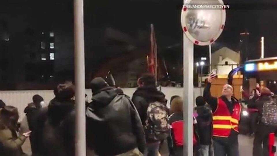 Yüz minlərlə fransız tətil edur