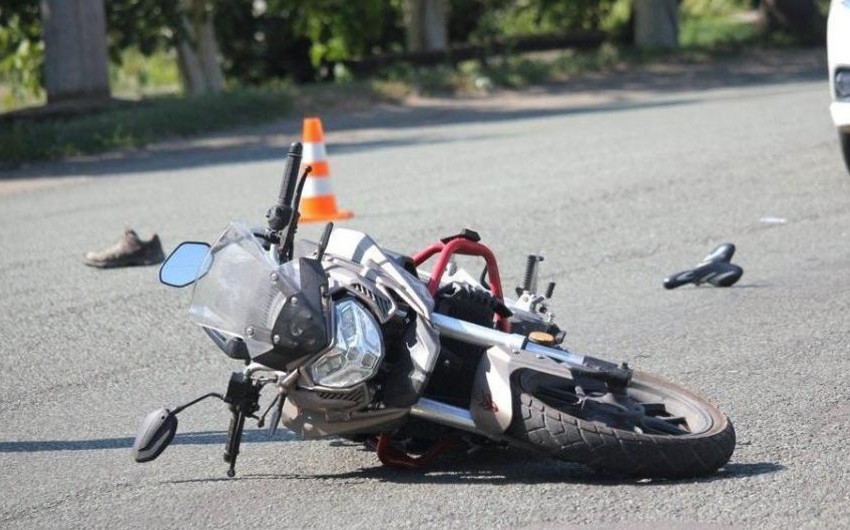 Yasamalda motosikletçini avtomobil vurub