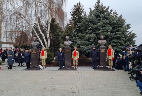 Ruslar Stalinə heykəl qoydu