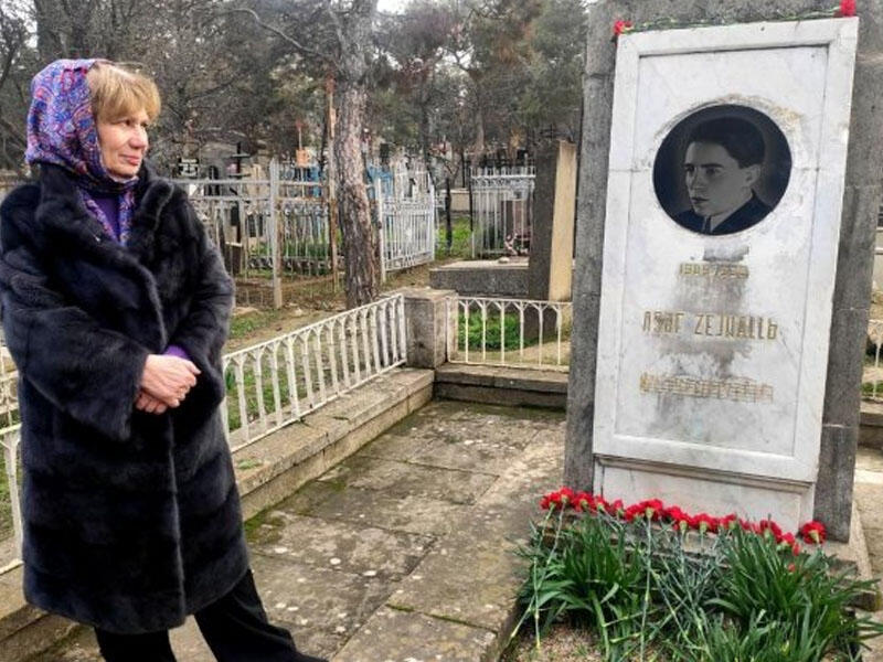 “Suyuna zəhər qatıb öldürdülər, məzarından da bürünc barelyefini oğurladılar...”