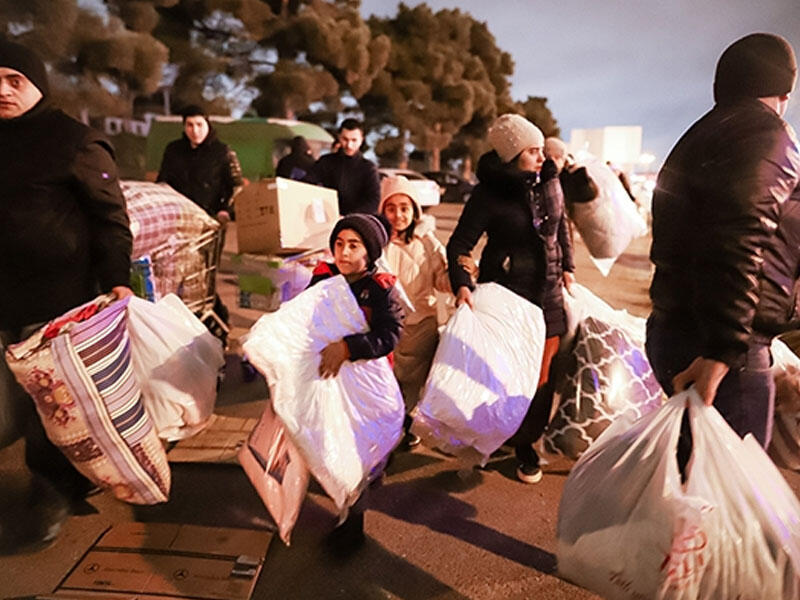 Bakı oyaq qalıb... - FOTO