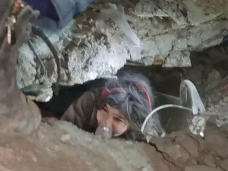 Zəlzələ möcüzəsi: 12 yaşlı qız mesajla 12 insanı xilas etdi - VİDEO - FOTO