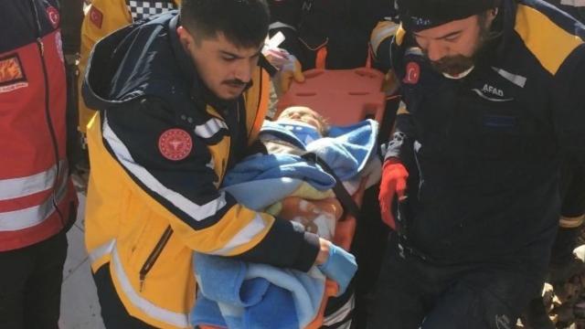 6 aylıq körpə 82 saatdan sonra xilas edildi - ANBAAN VİDEO