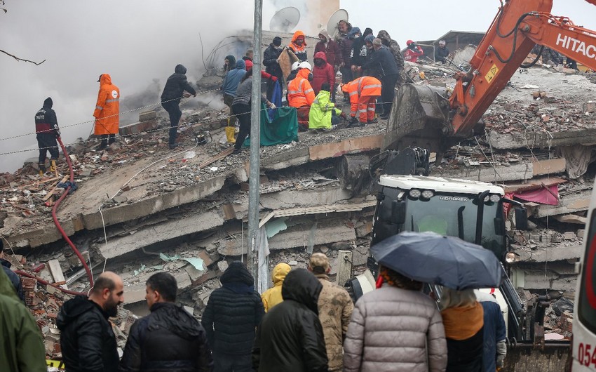 Türkiyədə 83 yaşlı qadın və 2 yaşlı körpə dağıntılar altından sağ çıxarılıb