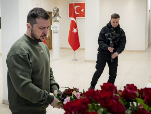 Zelenski Türkiyə səfirliyinə gələrək həlak olanların xatirəsini yad edib
