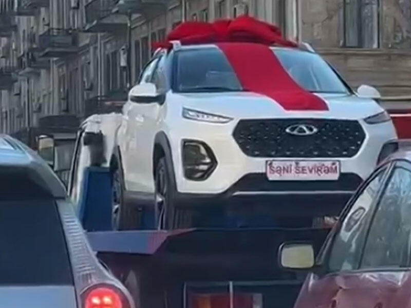 Sevgilisinə maşın hədiyyə etdi