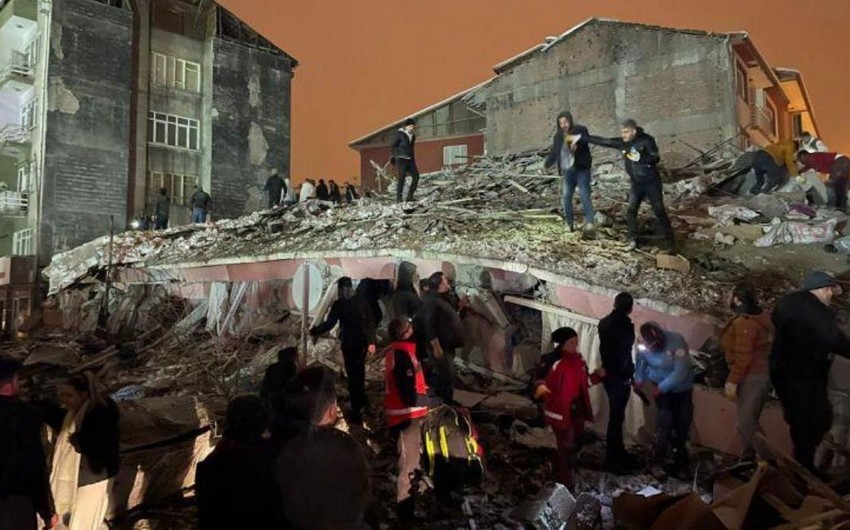 Xilasedicilər tələbələrin otağına girdi:Hazırda... - ƏRAZİDƏN VİDEO