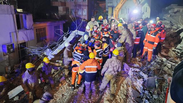 207 saatdan sonra sağ çıxarıldı