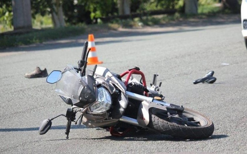 Bakıda sərxoş motosikletçini avtomobil vurub, daha sonra üzərindən keçib