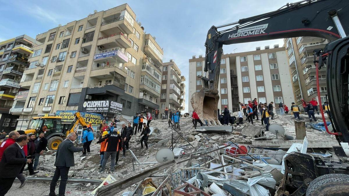 Türkiyədə 6 mərtəbəli bina uçub