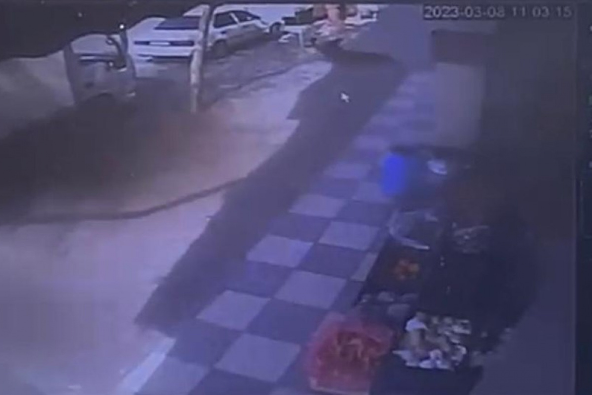 Dalaşdıqları kişini binadan atdılar - DƏHŞƏTLİ HADİSƏ KAMERAYA DÜŞDÜ
